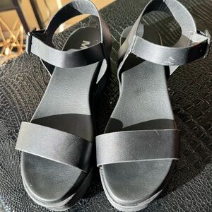 MIA Kayci Black Chunky Sandals size 8